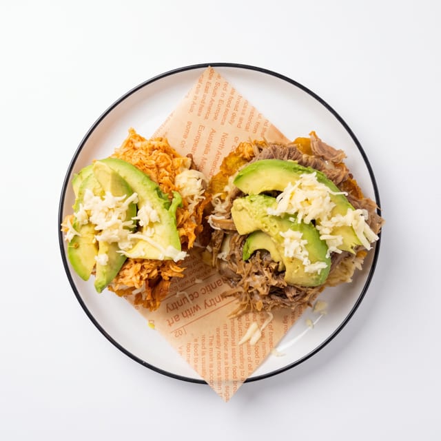 Pollo Mechado Tostones.